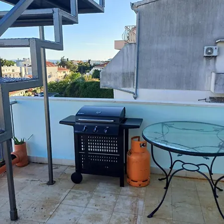 Roof Garden Center Apartment *