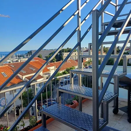 Roof Garden Center Apartment